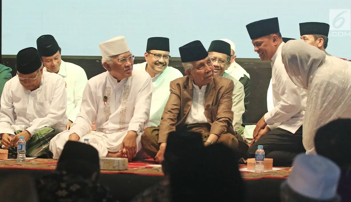 Mantan Panglima TNI Gatot Nurmantyo (kanan) saat menghadiri peringatan Sewindu Haul Gus Dur di Jakarta, Jumat (22/12). Peringatan tersebut mengangkat tema Semua Demi Bangsa dan Negara. (Liputan6.com/Herman Zakharia)