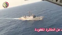 Sebuah perahu Militer Mesir mengambil bagian dalam operasi pencarian pesawat EgyptAir yang diduga jatuh ke Laut Mediterania, Kamis (19/5). Pesawat EgyptAir hilang dalam perjalanan dari Paris menuju Mesir. (Egyptian Military/Handout via Reuters)