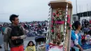 Seorang peziarah membawa patung Bunda dari Guadalupe saat mereka tiba di kawasan Basilika Guadalupe di Mexico City, Meksiko (11/12). (Reuters/Henry Romero)