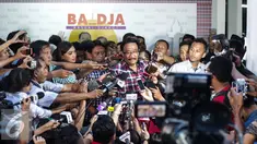 Cawagub DKI Jakarta Djarot Saiful Hidayat menjawab pertanyaan wartawan terkait penetapan tersangka kepada Ahok, Jakarta, Rabu (16/11). Djarot memuji sikap jiwa besar yang dimiliki Ahok. (Liputan6.com/Faizal Fanani)