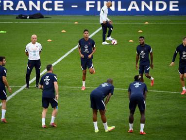 Para pemain Prancis menghadiri sesi latihan di Stadion Groupama di Decines-Charpieu dekat Lyon, Senin (6/9/2021). Prancis akan berhadapan dengan Finlandia dalam lanjutan Kualifikasi Piala Dunia 2022 zona Eropa Grup D, Rabu (8/9) dinihari. (FRANCK FIFE / AFP)