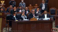 Tim Hukum Ganjar-Mahfud dalam sidang sengketa Pilpres 2024 di Ruang Sidang Utama Gedung MK, Jakarta, Kamis (4/4/2024). (Foto: tangkapan layar youtube Mahkamah Konstitusi)