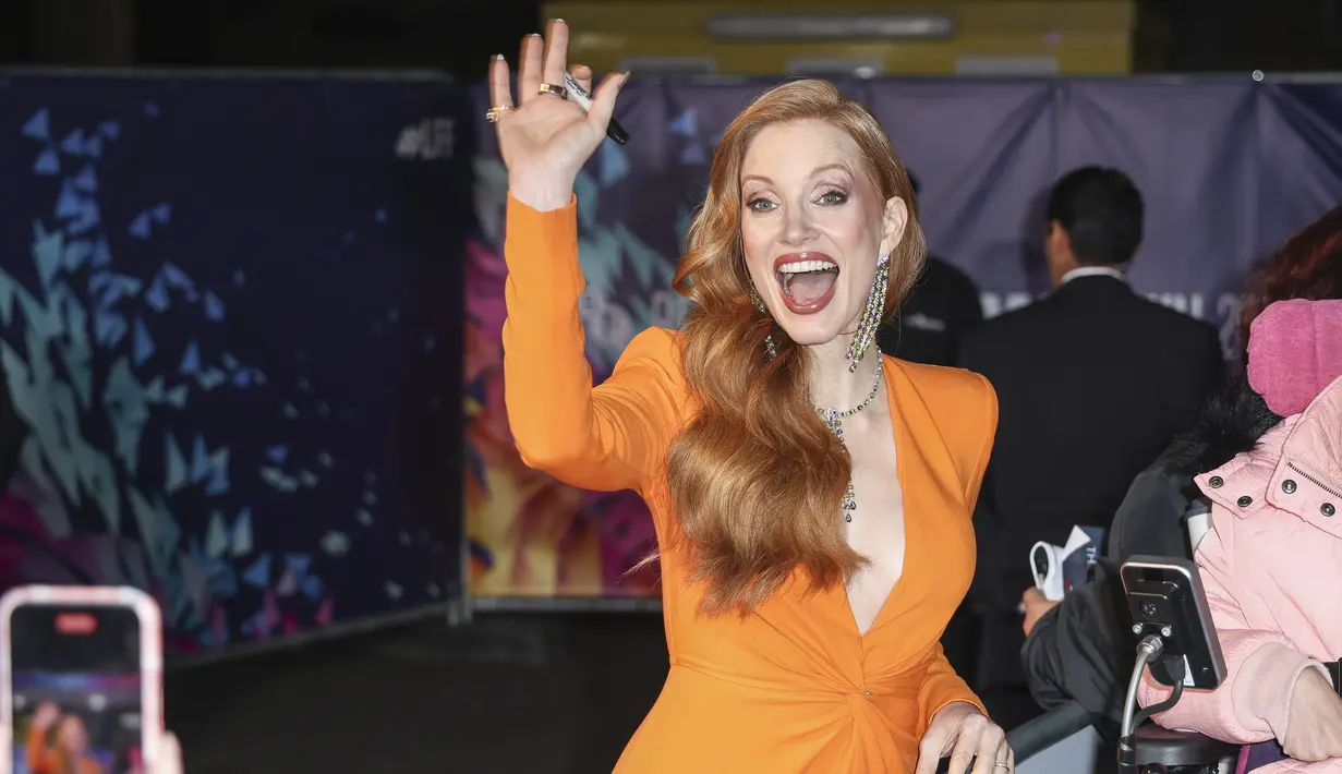 Jessica Chastain menyapa penggemarnya saat tiba untuk pemutaran perdana film 'The Good Nurse' selama Festival Film London 2022 di London, Senin, 10 Oktober 2022. Pemenang Oscar berusia 45 tahun itu melengkapi penampilannya dengan sepasang platform heels emas yang menjulang tinggi.