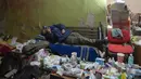 Seorang penduduk setempat beristirahat di ruang bawah tanah untuk berlindung di pusat kota Irpin, barat laut Kiev pada Jumat (11/3/2022). Invasi Rusia ke Ukraina sudah memasuki hari ke-16 pada hari Jumat ini. (AP Photo/Efrem Lukatsky)
