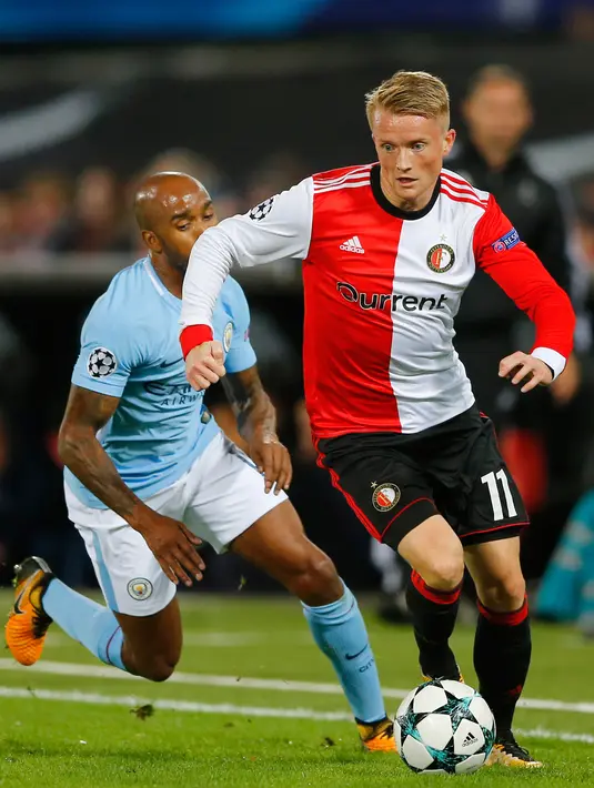 Pemain Feyenoord, Sam Larsson mengendalikan bola dengan kawalan pemain Manchester City, Fabian Delph dalam laga perdana babak penyisihan Grup F Liga Champions di De Kuip, Rabu (13/9). Manchester City menaklukkan Feyenoord 4-0 (AP Photo/Peter Dejong)