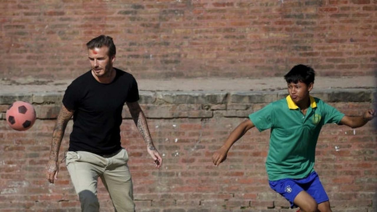 Keceriaan David Beckham main bola dengan anak-anak di Nepal