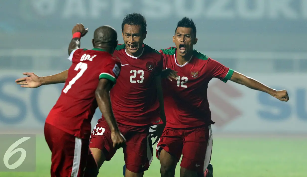 Bek Timnas Indonesia, Hansamu Yama Pranata (tengah) berlari usai mencetak gol ke gawang Thailand di final pertama Piala AFF 2016 di Stadion Pakansari, Bogor, Rabu (14/12). Indonesia unggul 2-1 atas Thailand. (Liputan6.com/Helmi Fithriansyah)