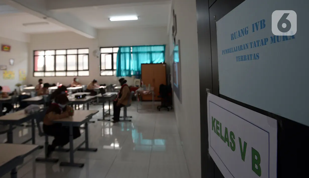 Suasana uji coba pembelajaran tatap muka di SDN Malaka Jaya 07 Jakarta, Rabu (9/6/2021). Sebanyak 226 sekolah yang telah mengikuti proses asesmen dan evaluasi sejak 24 Mei - 4 Juni 2021 melaksanakan uji coba pembelajaran tatap muka. (merdeka.com/Imam Buhori)