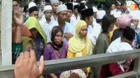 [VIDEO] Sidang Kasus Pembunuhan Tokoh Sampang Ricuh