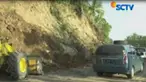 Dua alat berat langsung dikerahkan pemerintah daerah setempat untuk mengevakuasi material longsor berupa bebatuan dan tanah yang berserakan di sepanjang jalan.