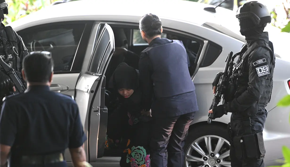 Warga negara Indonesia Siti Aisyah saat tiba di Pengadilan Tinggi Shah Alam, Kuala Lumpur, Malaysia, Senin (11/3). (AFP Photo/ Mohf Rasfan)