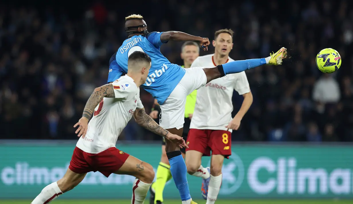 Pemain Napoli Victor Osimhen (atas) menendang bola saat melawan AS Roma pada pertandingan sepak bola Liga Italia di Stadion Diego Armando Maradona, Naples, Italia, 29 Januari 2023. Napoli makin kokoh puncaki klasemen sementara Liga Italia usai mengalahkan AS Roma dengan skor 2-1. (Alessandro Garofalo/LaPresse via AP)