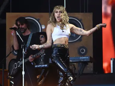 Aksi Miley Cyrus saat tampil pada hari terakhir Festival Glastonbury di Worthy Farm, Somerset, Inggris, Minggu (30/6/2019). Miley Cyrus melakukan banyak gerakan seksi saat tampil di Festival Glastonbury. (Photo by Joel C Ryan/Invision/AP)