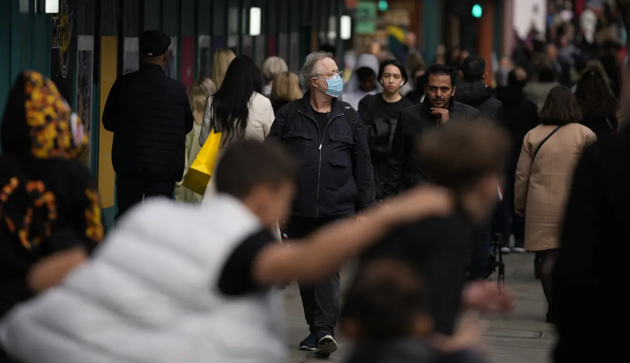 Seorang pria yang mengenakan masker berjalan di sepanjang area perbelanjaan Oxford Street di pusat kota London, Rabu (20/10/2021). Organisasi Kesehatan Dunia atau WHO mencatat terjadi kenaikan kasus Covid-19 sebesar 7% di seluruh Eropa pada pekan lalu. (AP Photo/Matt Dunham)