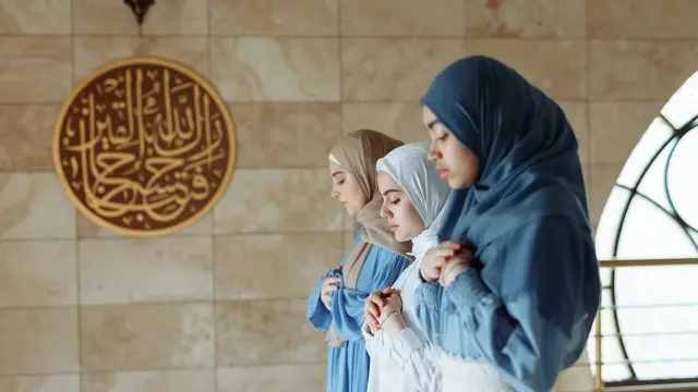 Wanita muslimah sholat di masjid