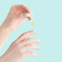 Oleskan minyak kutikula ke kuku. (Foto: Freepik/gogolin)