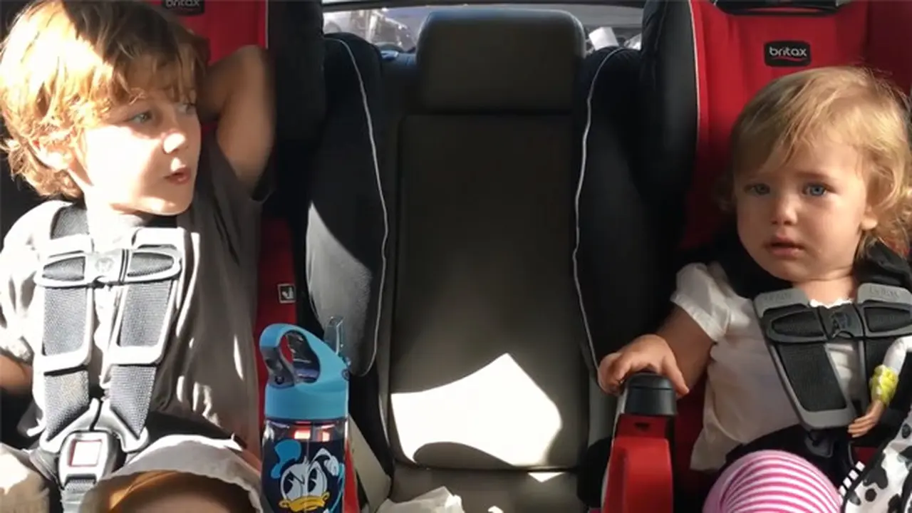 Kakak-Adik yang berada di dalam mobil