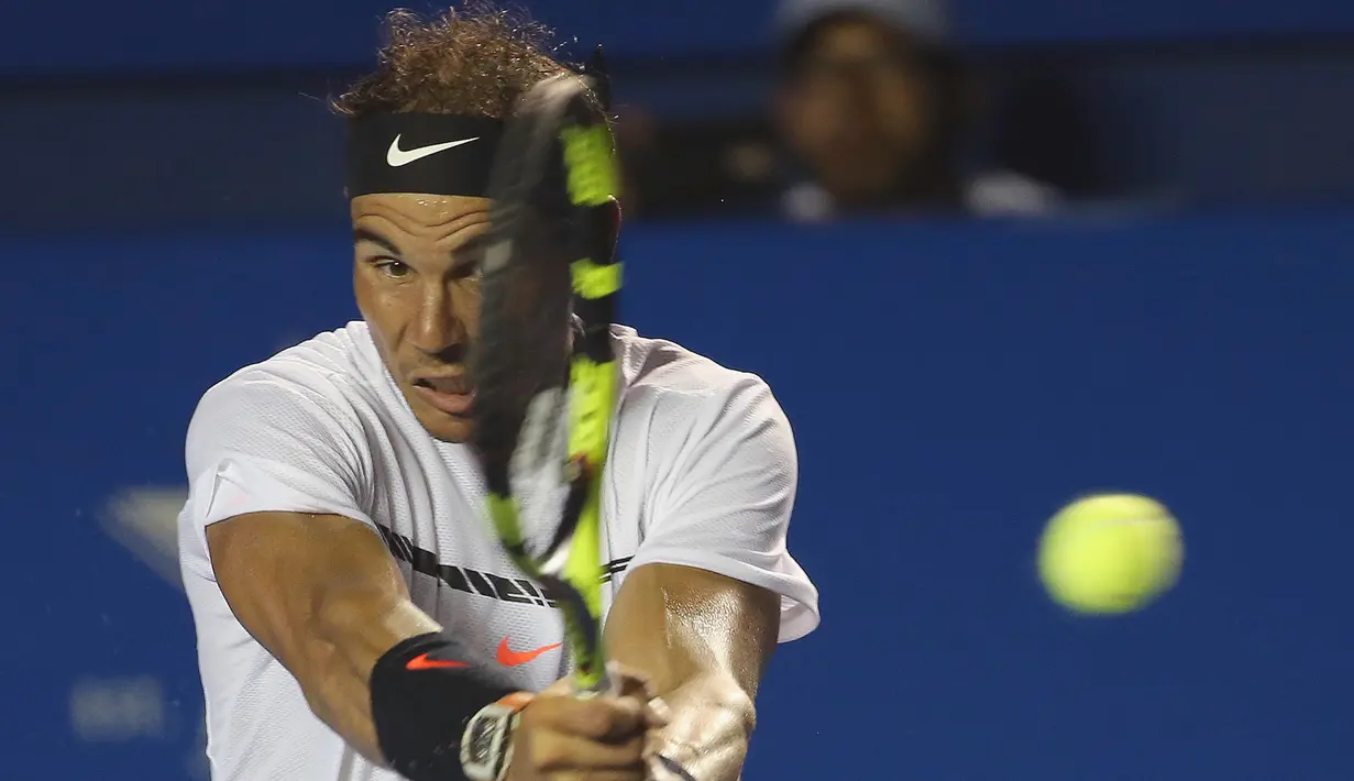 Ekspresi petenis asal Spanyol Rafael Nadal mengembalikan bola pukulan lawannya, petenis asal Jepang Yoshihito Nishioka dalam babak perempat final turnamen Meksiko Terbuka 2017 di Cancha Central, Acapulco, Kamis (2/3). (AP Photo/Enric Marti)