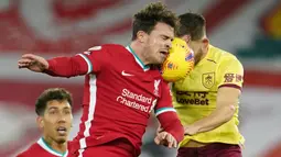 Gelandang Liverpool, Xherdan Shaqiri (kiri) berduel udara dengan gelandang Burnley, Josh Brownhill dalam laga lanjutan Liga Inggris 2020/21 di Anfield Stadium, Liverpool, Kamis (21/1/2021). Liverpool kalah 0-1 dari Burnley. (AFP/Jon Super/Pool)