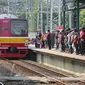 Kereta Comuter Line tiba di Stasiun Manggarai, Jakarta, Selasa (28/3). Stasiun Manggarai dipadati penumpang yang hendak berlibur pada Hari Raya Nyepi Tahun Baru Saka 1939. Jumlah kenaikan penumpang hingga 70 % dari hari biasa. (Liputan6.com/Faizal Fanani)