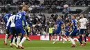 Chelsea berhasil memimpin 1-0 di awal babak kedua pada menit ke-49. Thiago Silva mencetak gol melalui tandukan kepala usai meneruskan umpan sepak pojok Marcos Alonso. (AP/Matt Dunham)