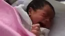 Meski belum ada keterangan resmi dari Nabila dan suami, namun foto-foto bayi mungil ini sudah tersebar di media sosial. Para sahabat dan orang terdekat mereka lah yang pastinya yang membagikannya. (Instagram/raqeemarubyradinal_)