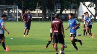 Pelatih Timnas Thailand U-23. Worrawoot Srimakha saat memimpin latihan di Lapangan B Kompleks GBK, Jakarta, Selasa (29/5). Timnas Thailand U-23 akan melakoni uji coba lawan Indonesia U-23 pada 31 Mei dan 3 Juni. (Liputan6.com/Helmi Fithriansyah)