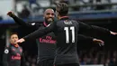 Striker Arsenal, Alexandre Lacazette (kiri) merayakan gol ke gawang Everton pada matchday kesembilan Liga Primer Inggris di Goodison Park, Minggu (22/10). The Gunners menang dengan skor akhir 5-2. (Oli SCARFF / AFP)