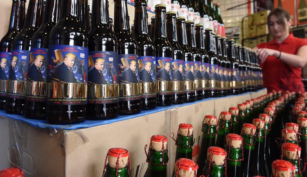 Seorang karyawan menata botol bir bergambar Presiden AS Donald Trump di perusahaan bir Pravada di Lviv, Ukraina, 20 Mei 2017. Sebelum Pravda juga membuat bir seri kepala negera seperti Vladimir Putin, Barack Obama dan Angela Merkal. (Yuri DYACHYSHYN/AFP)