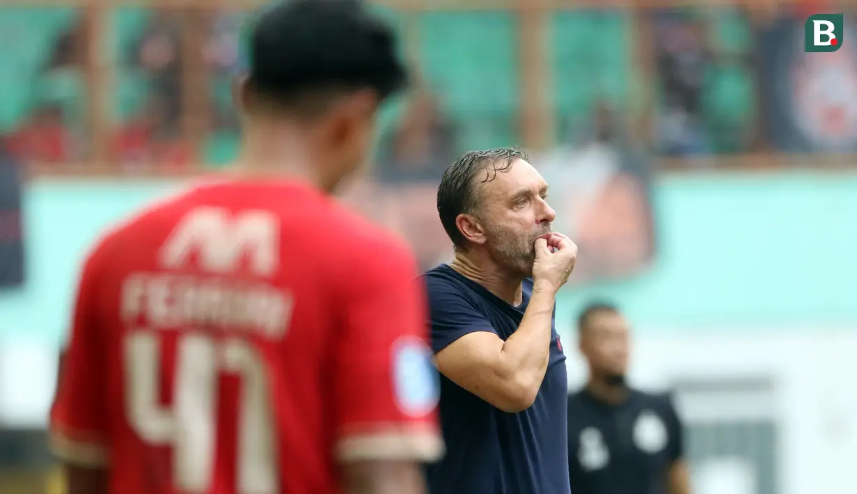 <p>Pelatih Persija Jakarta, Thomas Jens Uwe Doll memberikan instruksi saat pertandingan lanjutan pekan ke-25 BRI Liga 1 2022/2023 melawan Bhayangkara FC yang berlangsung di Stadion Wibawa Mukti, Cikarang, Jawa Barat, Kamis (16/2/2023). (Bola.com/Ikhwan Yanuar)</p>