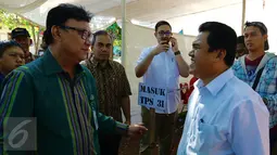 Calon Walikota nomor urut 2 di Pilkada Tangerang Selatan, Arsid (kanan) berbincang dengan Menteri Dalam Negeri Tjahjo Kumolo di TPS 31/32, Kelurahan Pondok Benda, Tangerang Selatan,Rabu, (9/12). (Liputan6.com/Fery Pradolo)