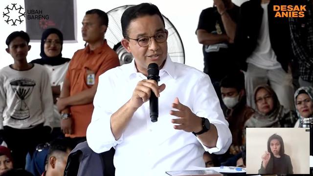 Calon Presiden (Capres) nomor urut satu Anies Baswedan saat menghadiri acara 'Desak Anies' di Lapangan Cindua Mato, Tanah Datar, Sumbar, Rabu (3/1/2024).