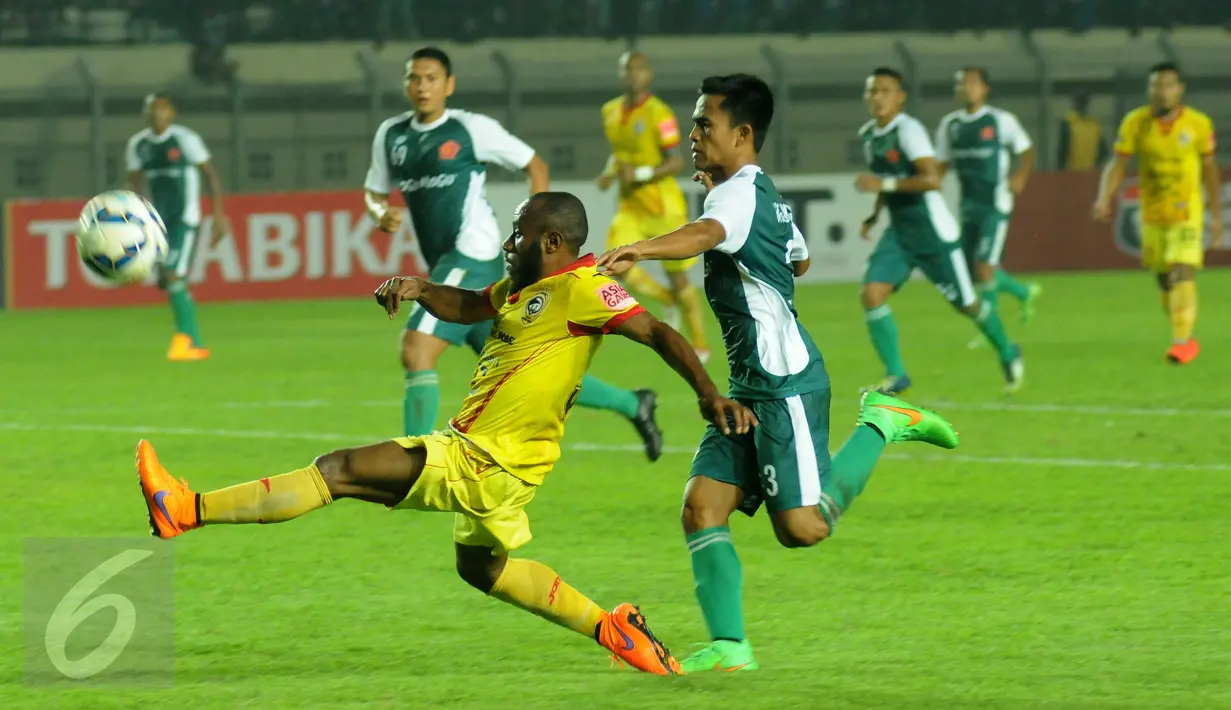 Gelandang Sriwijaya FC, Yohanis Nabar (tengah) berebut bola dengan pemain PS TNI pada lanjutan laga Turnamen Piala Bhayangkara di Stadion Si Jalak Harupat, Bandung, Minggu (20/3/2016). Sriwijaya FC unggul 2-1 atas PS TNI. (Liputan6.com/Helmi Fithriansyah)