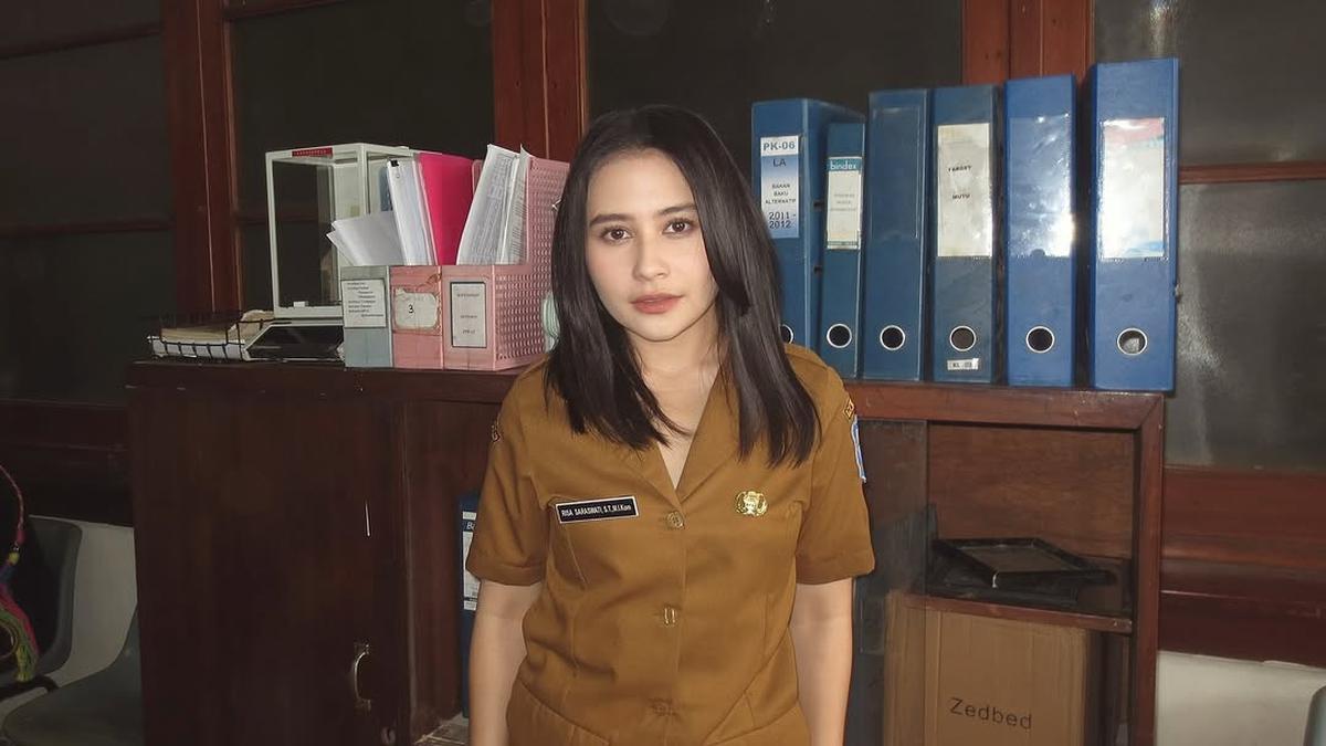 4 Potret Prilly Latuconsina Tampil dengan Seragam ASN demi Film 'DANUR', Disebut Cocok
