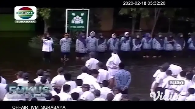 Ratusan siswa SMPN 2 Tanggulangin, Sidoarjo, Jawa Timur terpaksa mengikuti upacara bendera di tengah banjir setinggi 50 cm. Banjir sudah menggenangi sekolah ini lebih dari 1 bulan.