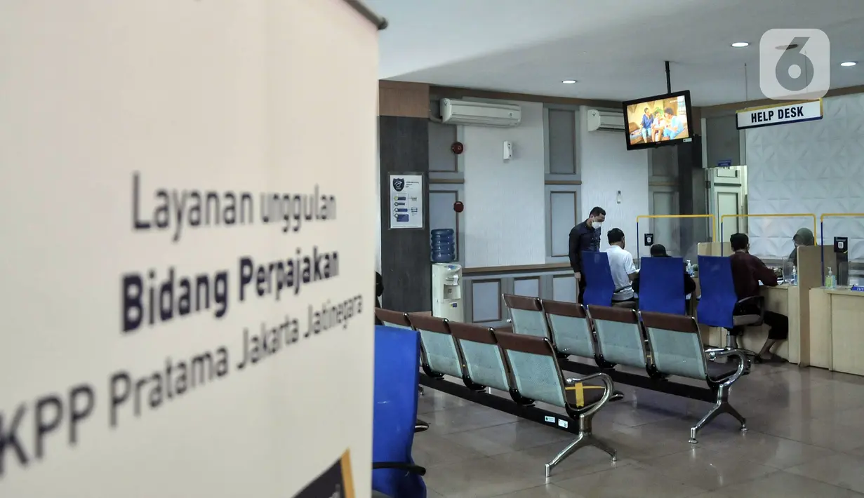 Suasana pelayanan pajak di Kantor KPP Pratama Jakarta Jatinegara, Matraman, Jakarta Timur, Kamis (21/7/2022). Lewat penerapan Nomor Induk Kependudukan (NIK) sebagai Nomor Pokok Wajib Pajak (NPWP) maka masyarakat kini cukup hanya dengan mengingat NIK. (merdeka.com/Iqbal S. Nugroho)