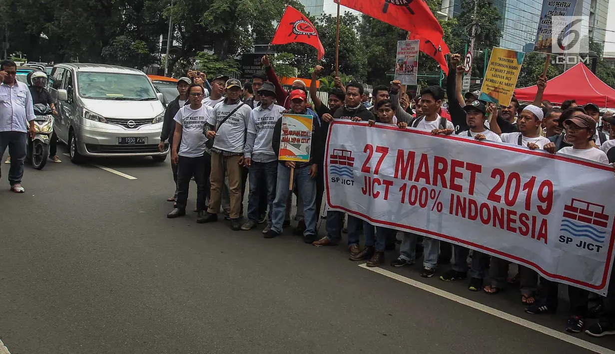 Ratusan pekerja yang tergabung dalam Serikat Pekerja JICT menggelar aksi menutup jalan di depan gedung Kementerian BUMN, Jakarta, Rabu (13/3). Aksi ini menuntut Kementerian BUMN segera memutus kontrak Hutchison di JICT. (Liputan6.com/HO/Asri)