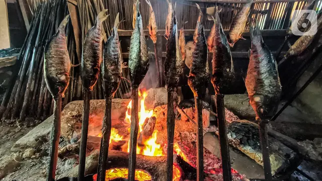 Mengolah Ikan Asap ala Uda Yunus di Setu Tujuh Muara Sawangan, Depok.