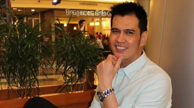 Kabar  duka datang dari dunia kedokteran Indonesia. dr. Ryan Thamrin, yang juga sering muncul di televisi ini meninggal dunia dalam usia ke-39 tahun. dr. Ryan meninggal pada Jumat (4/8/2017) pukul 03.30 di Pekanbaru, Riau. (Instagram/dr_ryanthamrin)