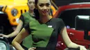 Model berdiri di sisi mobil yang dipamerkan pada Indonesia Internasional Motor Show 2016 di JIEXPO, Kemayoran, Jakarta, Kamis (7/4/2016). Dibuka oleh Wapres Jusuf Kalla, IIMS 2016 menargetkan nilai transaksi Rp 2 Triliun. (Liputan6.com/Helmi Fithriansyah)