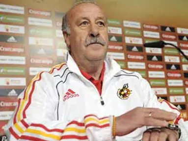 Pelatih Spanyol Vicente Del Bosque dalam konferensi pers yang digelar di North West University Sports Village, Pochefstroom, 4 Juli 2010. AFP PHOTO / LLUIS GENE 