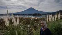 Absennya salju di puncak Fuji tahun ini memecahkan rekor sebelumnya. (Yuichi YAMAZAKI/AFP)