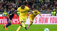Rafael Leao dari AC Milan mencetak gol kedua timnya dari titik penalti saat pertandingan sepak bola Serie A antara AC Milan dan Fiorentina di Milan, Italia, Minggu, 19 Oktober 2025. (Foto AP/Luca Bruno)