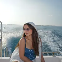 Nuansa liburan tropis kembali jadi mood utama para fashion girl, dan gaya terbaru Marsha Aruan ini bisa jadi referensi paling relevan untuk kamu yang ingin tampil effortless tapi tetap standout.  [@aruanmarsha].