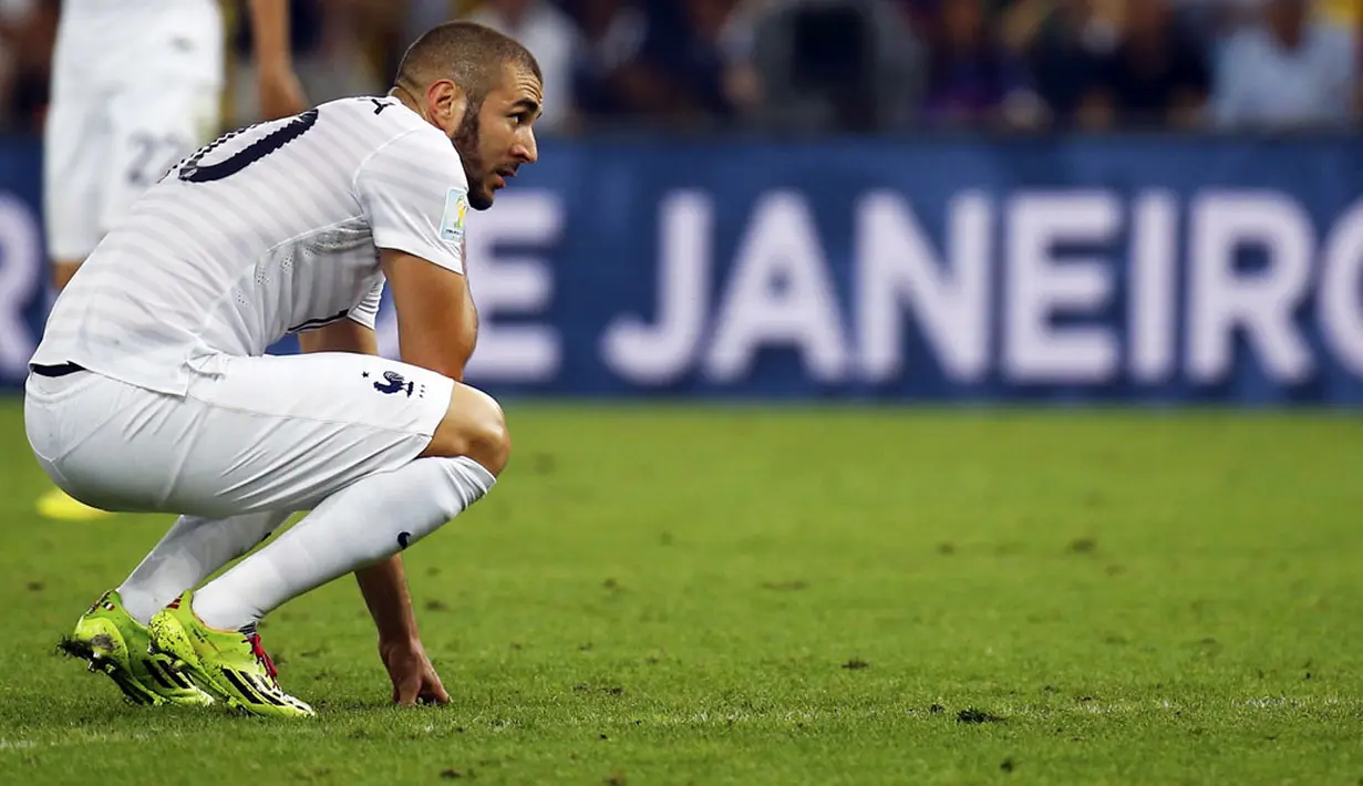 Pemain depan Perancis, Karim Benzema, tercenung usai ditahan imbang Ekuador 0-0 di laga penutup penyisihan Piala Dunia 2014 Grup E di Stadion Maracana, Rio de Janeiro, (26/6/2014). (REUTERS/Kai Pfaffenbach)