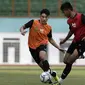 Pemain Timnas Indonesia U-19, Jack Brown, saat mengikuti internal games di Stadion Wibawa Mukti, Cikarang, Rabu (15/1). Sebanyak 53 pemain mengikuti seleksi untuk memperkuat skuat utama Timnas Indonesia U-19. (Bola.com/Yoppy Renato)