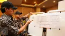 Komisioner KPU RI, Hadar Nafis Gumay (kiri) melihat hasil rekap Pilkada KPUD Jakarta Timur di Jakarta, Jumat (24/2). Bersama perwakilan partai politik, KPUD Jakarta Timur menggelar pleno hasil Pilkada DKI Jakarta 2017. (Liputan6.com/Helmi Fithriansyah)