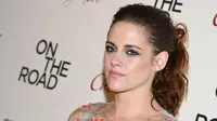 Dalam setiap penampilannya, aktris cantik Kristen Stewart jarang sekali memamerkan senyum manisnya. (Mike Coppola/Getty Images/AFP)