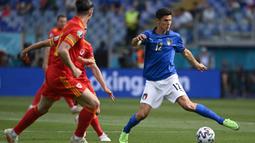 Dua menit kemudian, Italia kembali memperoleh peluang melalui Gelandang Matteo Pessina (kanan) yang mendapat umpan di kotak penalti. Lagi-lagi Danny Ward mampu mematahkannya. (Foto: AP/Pool/Riccardo Antimiani)