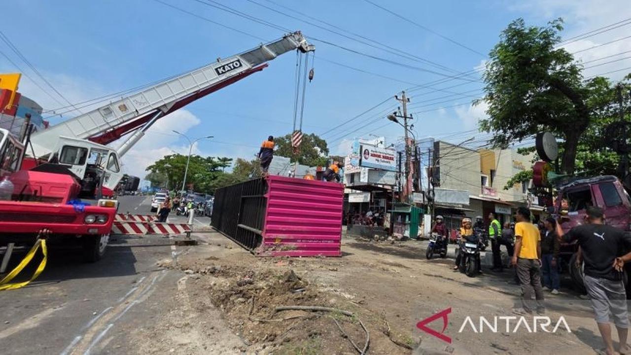 Truk Kontainer Terguling di Turunan Silayur Semarang, Tiga Pengendara Terluka